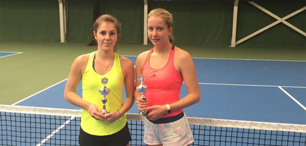 Victoria Kalaitzis en Sinja Kraus - © Wilson Tennis Academy Genk (Facebook)