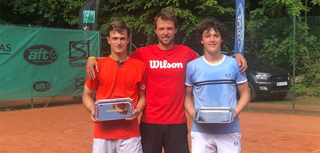 Alexander Hoogmartens, Pierre Yves Bailly en coach Alexander Kneepkens - © Wilson Tennis Academy Genk (Facebook)