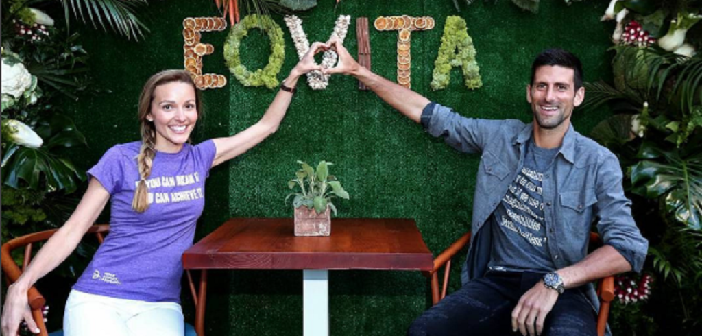 Novak Djokovic en zijn vrouw Jelena in hun restaurant Eqvita - © Instagram
