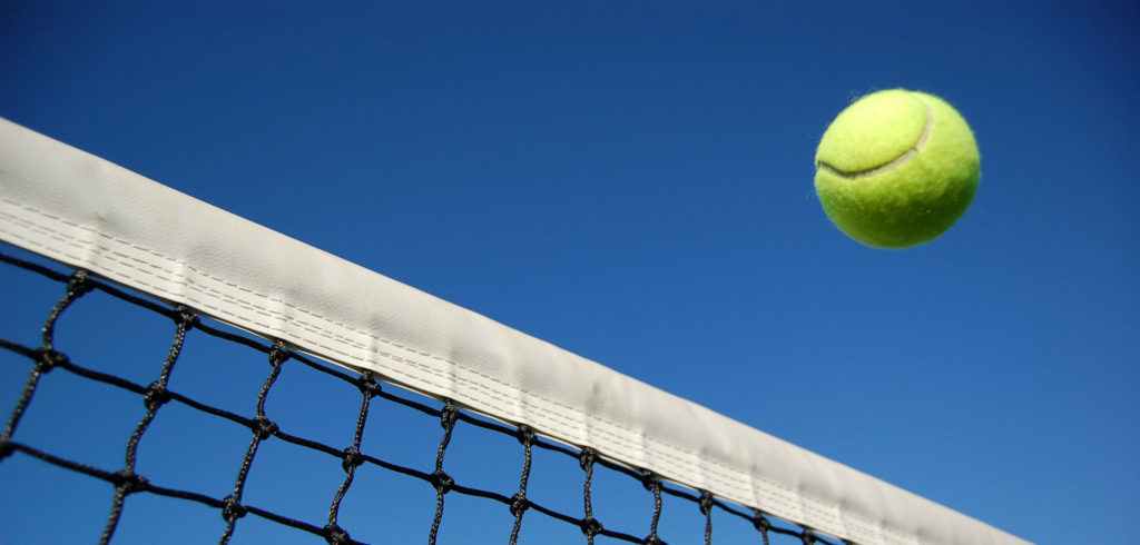 Tennisbal over net - © cscredon (iStock)