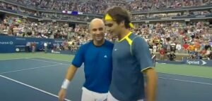 Andre Agassi en Roger Federer - © YouTube