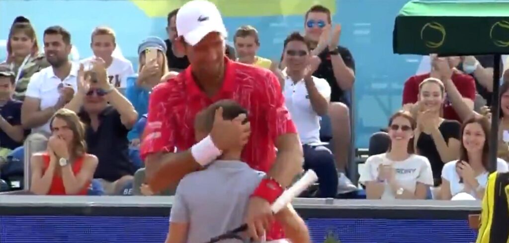 Novak Djokovic en ballenjongen - © Twitter