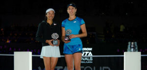 Elise Mertens en Su-Wei Hsieh op de WTA Finals in 2021 - © Jimmie48 Tennis Photography