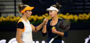 Elise Mertens en Veronika Kudermetova in Dubai in 2022 - © Jimmie48 Tennis Photography