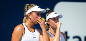 Elise Mertens en Storm Hunter tijdens kwartfinale Miami - © Jimmie48 Tennis Photography