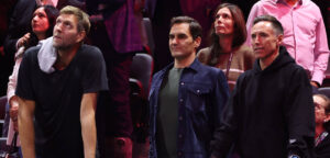 Roger Federer met Chris Martin en Jonny Buckland van Coldplay - © Getty Images (Laver Cup)