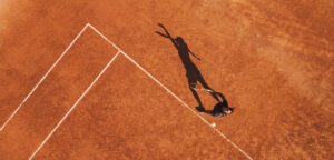 Dronebeeld van tennisster op gravel - © LeoPatrizi (iStock)