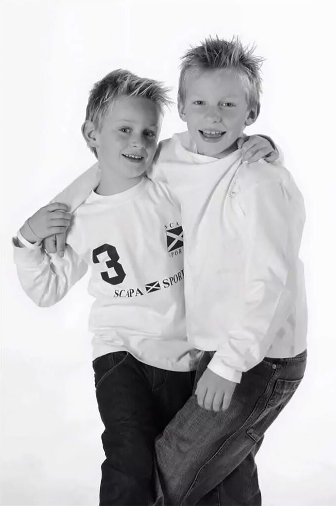 Zizou (links) en oudere broer Maxim Bergs (rechts) in 2005 - © Maxim Bergs