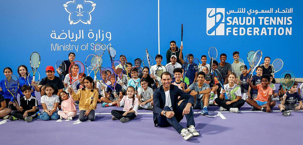 Rafael Nadal en jonge tennissers - © Saudi Tennis Federation