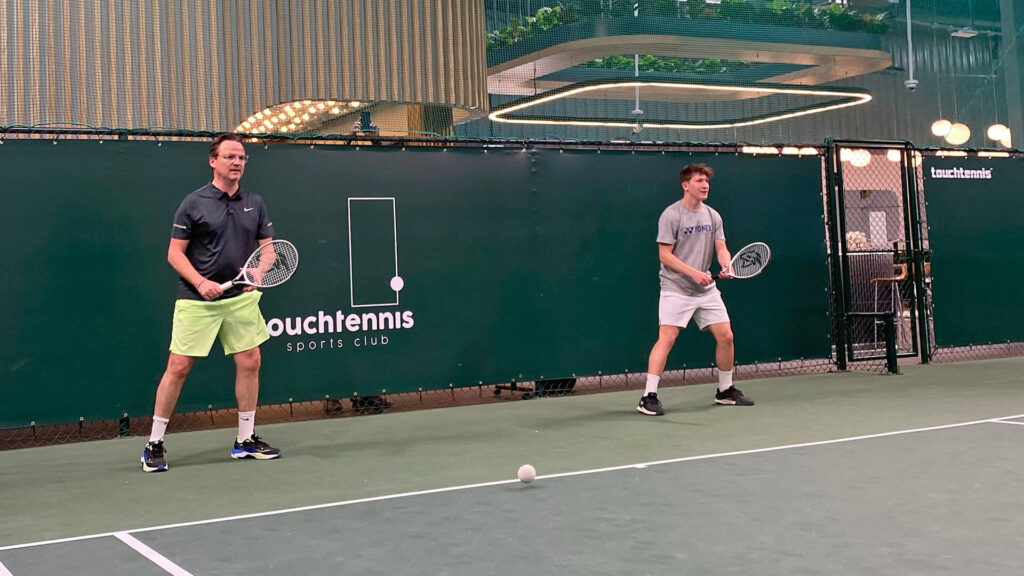 Stino Freestyle en de Belgische ambassadeur in de Verenigde Arabische Emiraten, Antoine Delcourt, in de Touchtennis Sports Club in Dubai in februari 2024 - © Christophe Moons (Tennisplaza)