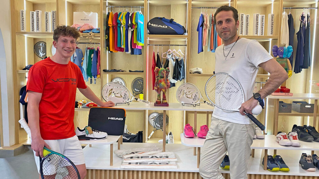 Stino Freestyle en Patrick Chucri poseren voor de door Roger Federer en Henri Leconte gesigneerde touchtennisrackets in de touchtennis sports club in Dubai in februari 2024 - © Christophe Moons (Tennisplaza)