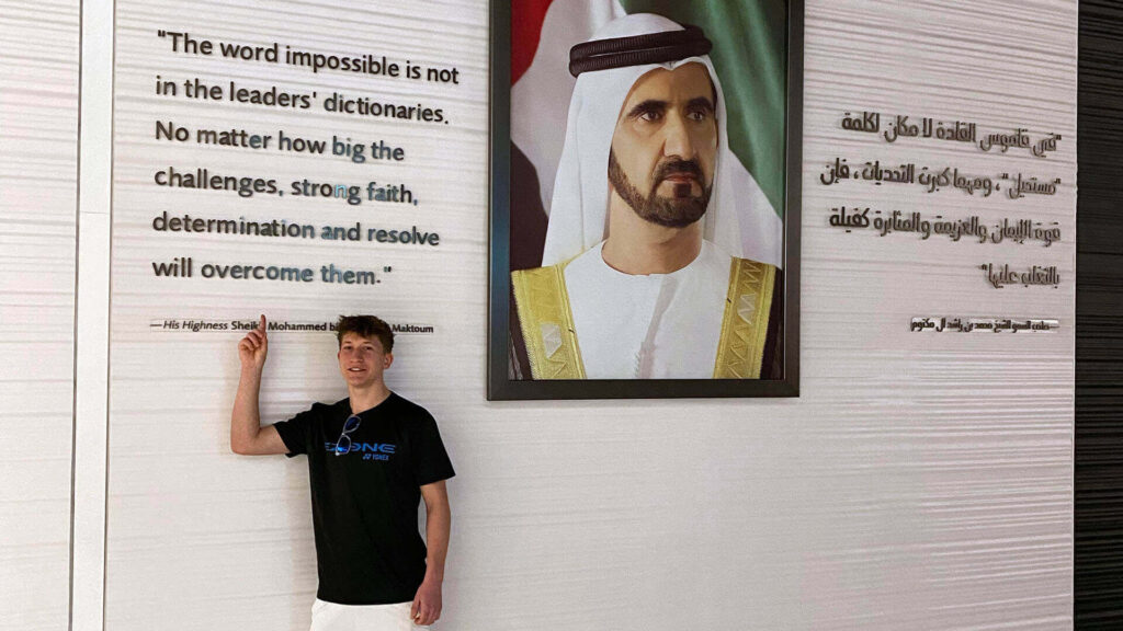 Stino Freestyle in de Burj Khalifa naast quote en foto van Sheikh Mohammed bin Rashid Al Maktoum in Dubai in februari 2024 - © Christophe Moons (Tennisplaza)