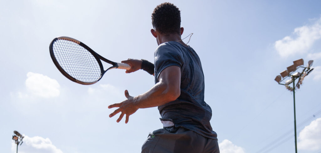 Jonge tennisser slaat een forehand - © Rudi Silva (iStock)