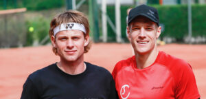 Zizou Bergs en Joris De Loore - © Leo Stolck (Tennisplaza)