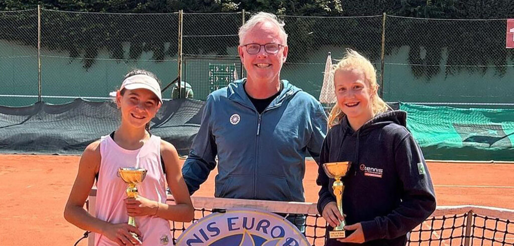 Pauline Hua en Hannelore Daniëls met coach Serge Carpentier - © Hannelore Daniëls (Instagram)