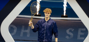 Jannik Sinner met gouden racket op Six Kings Slam in Riyad op 18 oktober 2025 - © Riyadh Season/Netflix