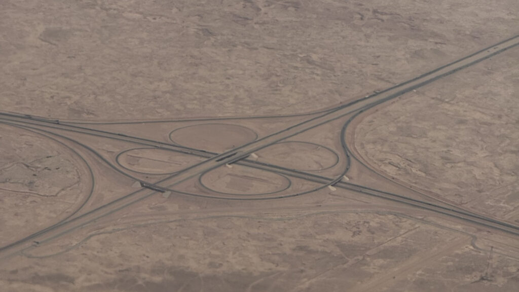 Een autosnelweg in Saudi-Arabië vanuit de lucht - © Christophe Moons (Tennisplaza)