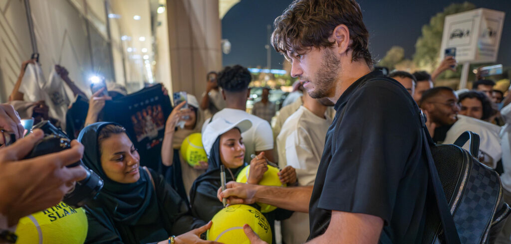 Taylor Fritz en fans bij aankomst in Riyad op 14 oktober 2025 - © Riyadh Season
