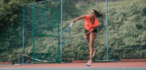 Tennisspeelster slaat op - © iStock