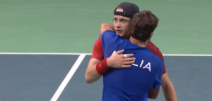 Zizou Bergs en Flavio Cobolli in Davis Cup Finals op 21 november 2025 - © Online video
