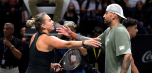 Aryna Sabalenka en Nick Kyrgios op 'Battle of the Sexes' in Dubai op 28 december 2025 - © L'Équipe