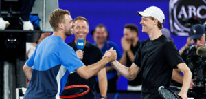 Jordan Smith en Jannik Sinner op AO 1 Point Slam op 14 januari 2026 - © Luke Hemer (Tennis Australia)