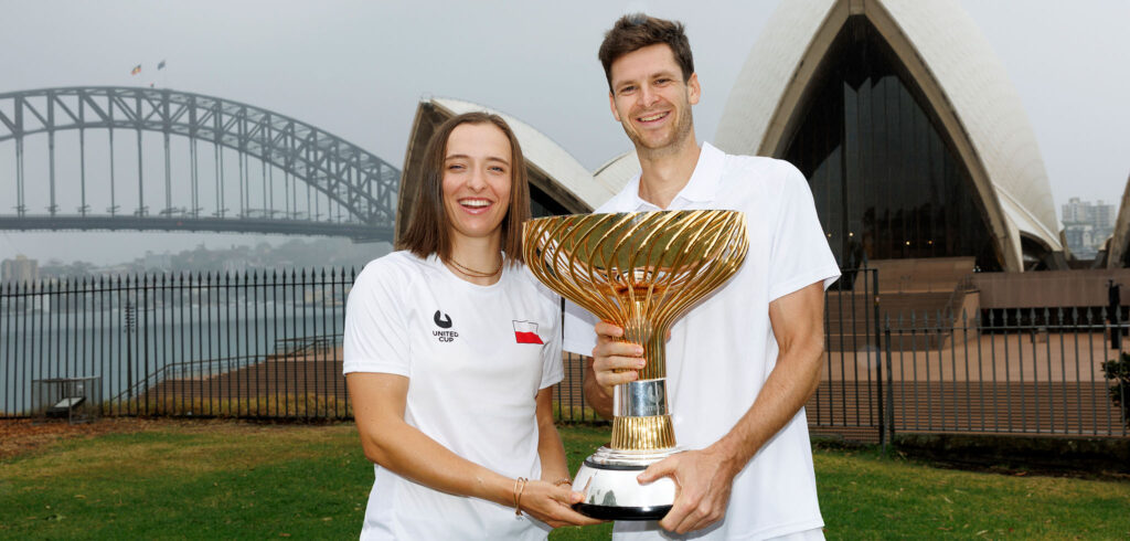 Iga Swiatek en Hubert Hurkacz fotoshoot met trofee op United Cup in Sydney op 12 januari 2026 - © Brendon Thorne (Tennis Australia en Getty Images)