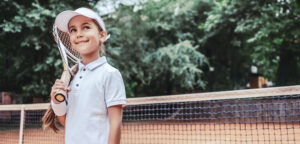 Meisje met racket op tennisveld - © Harbucks (iStock)