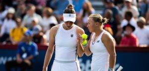 Elise Mertens en Diana Shnaider - © Jimmie48 Tennis Photography