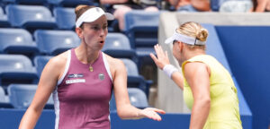 Elise Mertens en Diana Shnaider op de US Open op 9 september 2026 - © Manuela Davies (USTA)