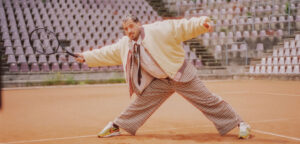 Zwangere Guy in de videoclip van 'Kim Clijsters' - © Yaqine Hamzaoui