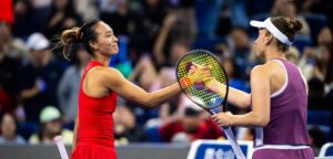 Qinwen Zheng en Elise Mertens - © Jimmie48 Tennis Photography
