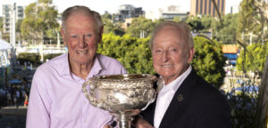Frank Sedgman en Rod Laver met de Norman Brookes Challenge Cup op de Australian Open op 25 januari 2022 - © Fiona Hamilton (Tennis Australia)